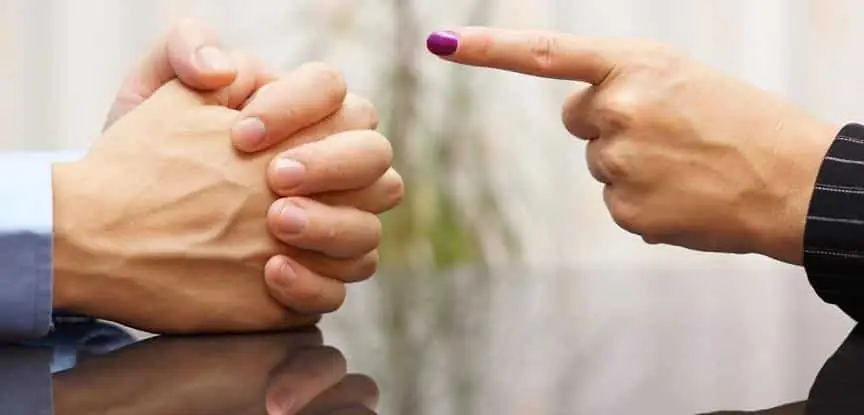 NÃO PRECISAMOS COMBATER CRÍTICAS